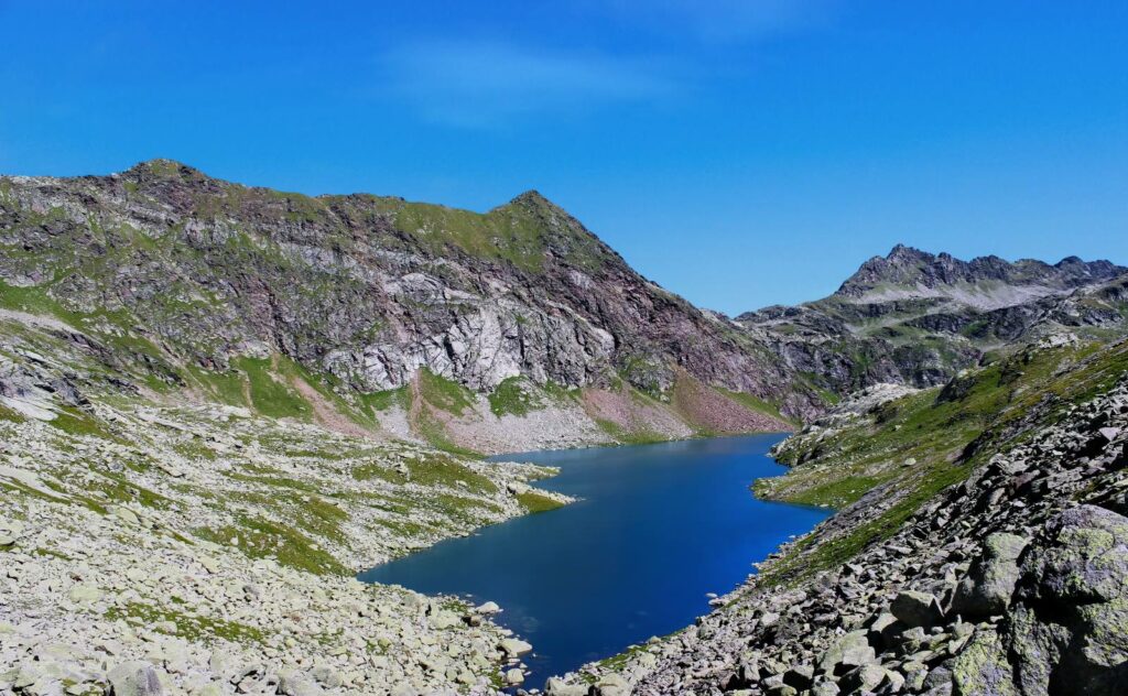 una foto del lago Lungo, dei laghi di Sopranes nell'Alta Val Venosta