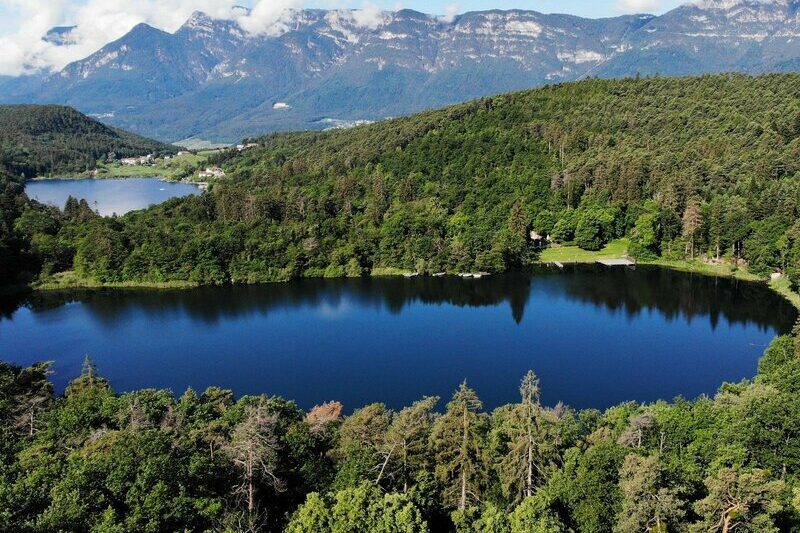 foto dall'alto dei due laghi di Monticolo