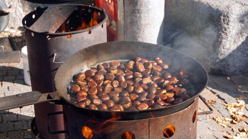 foto di castagne mentre si fanno alla brace - Törggelen