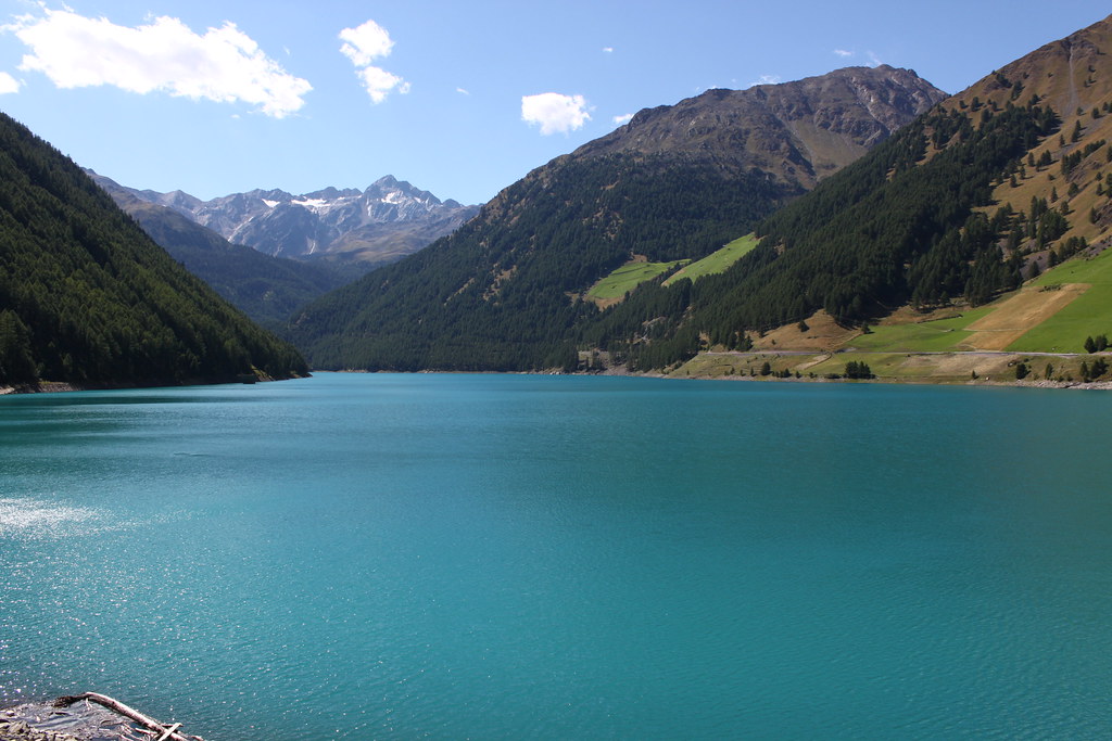 foto del lago di Vernago tra le maestose Dolomiti