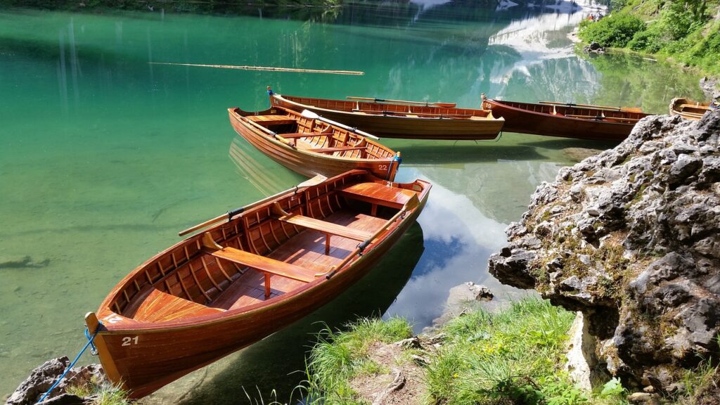 foto di barche al lago di Braies