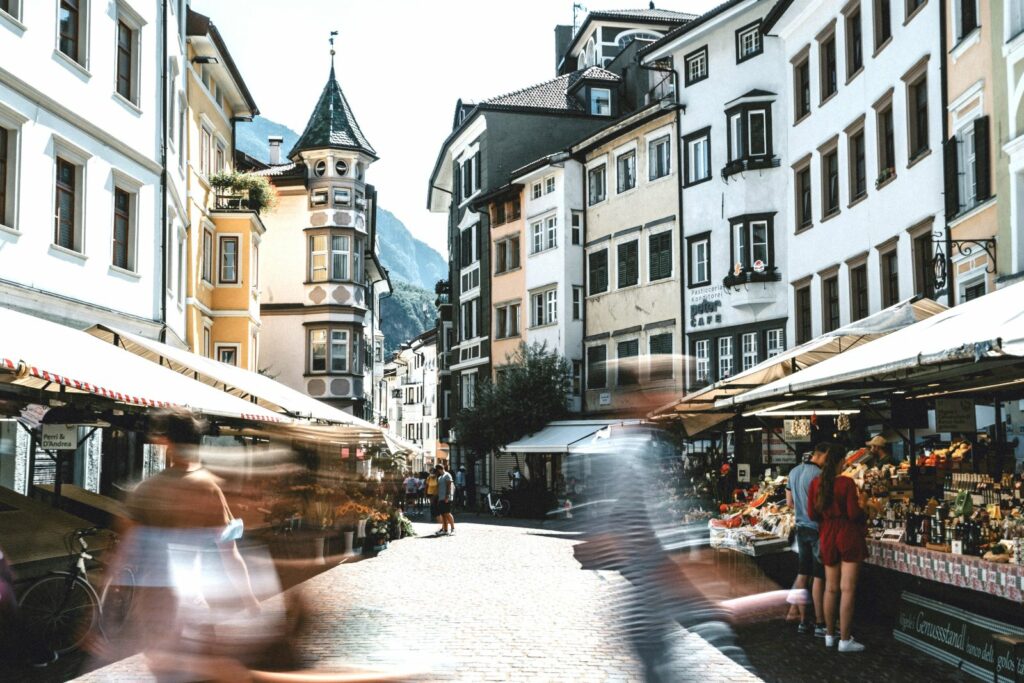 foto del centro di Bolzano, piazza delle Erbe con il mercato di giorno