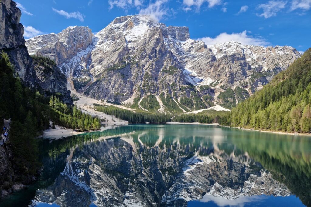 foto del lago di Braies in estate