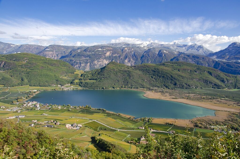 foto del lago di caldaro nella comunità comprensoriale di Oltradige - Bassa Atesina