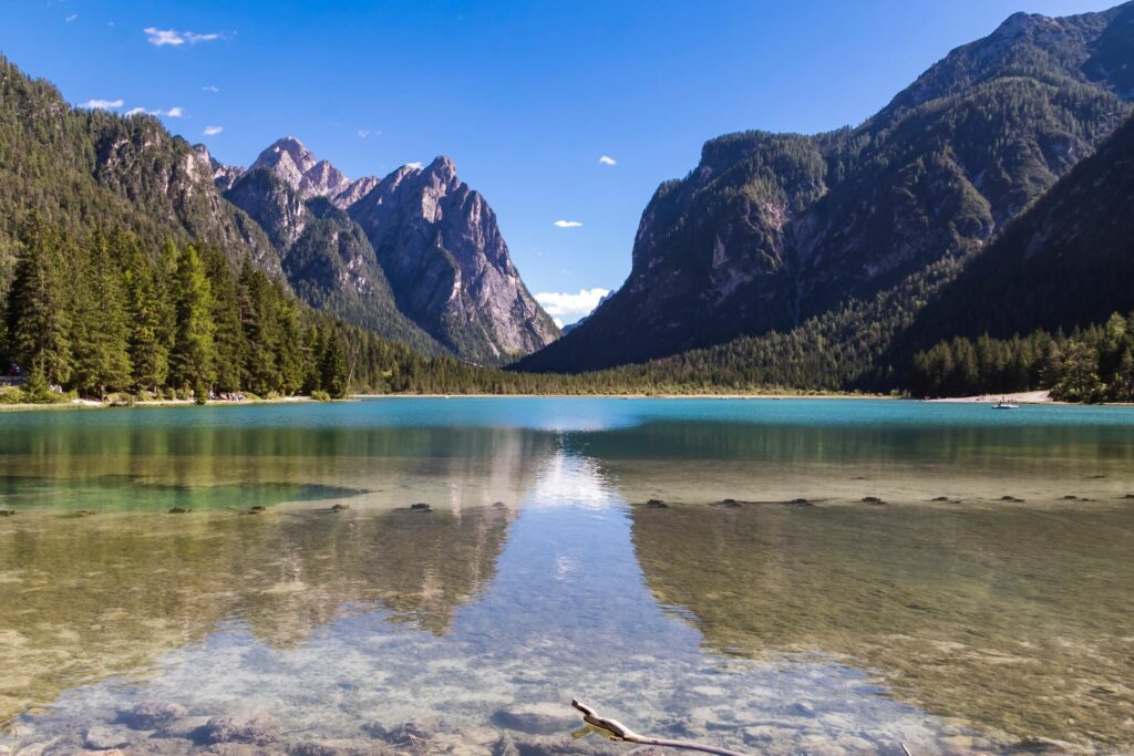 foto del lago di Dobbiaco con le acque cristalline