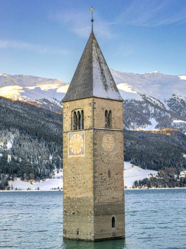 foto del campanile della torre di Curon in inverno