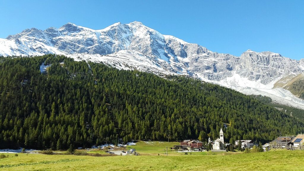 Val Venosta con cime maestose nel suo panorama