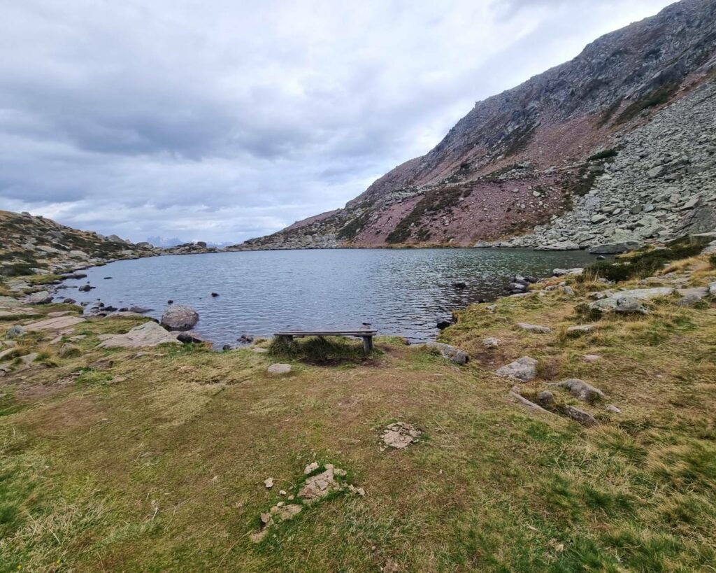 una foto del lago dei morti sull'alpe di villandro