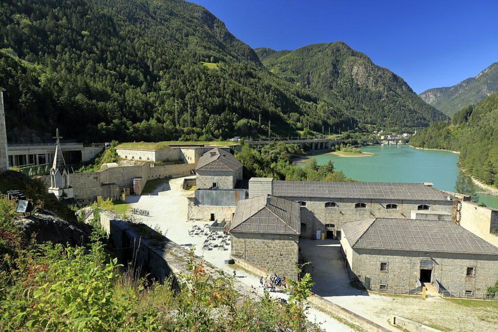 Foto del lago di Fortezza con la Franzensfeste sullo sfondo