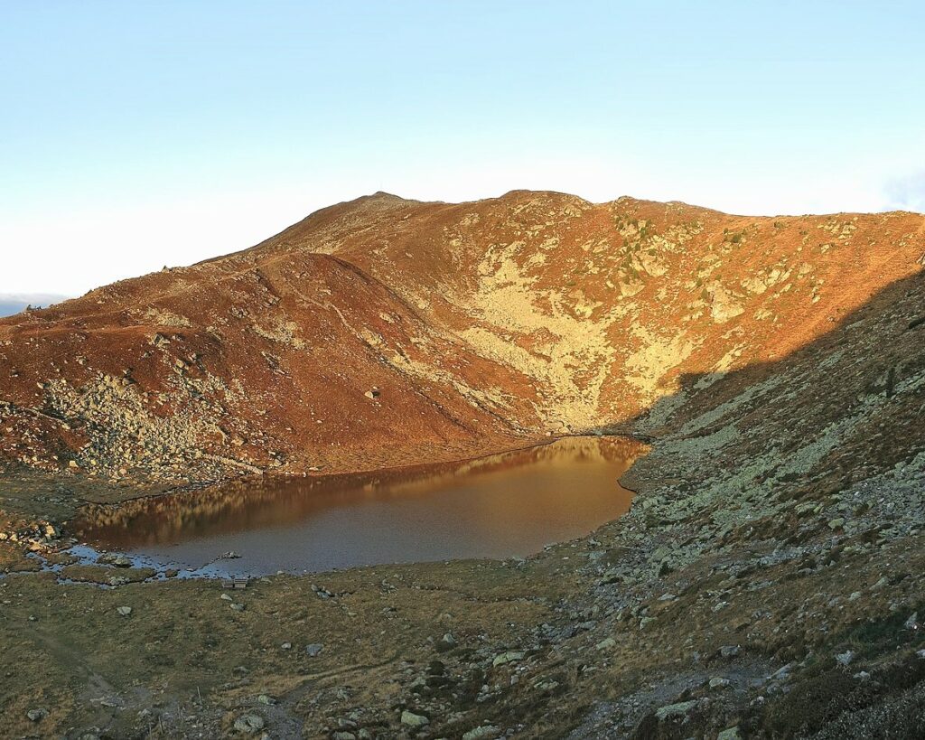 una foto del lago di rodella in valle isarco