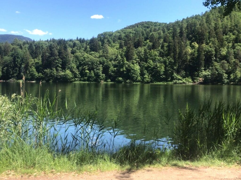 una foto del lago di varna in valle isarco