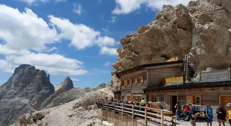 Rifugio Passo Principe sopra di lago di Carezza